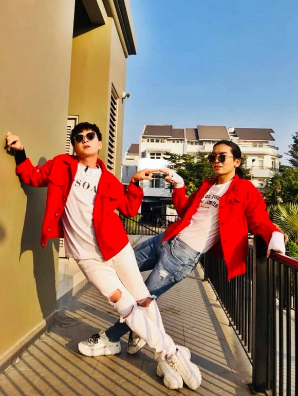 Không chỉ thường xuyên đăng ảnh tình tứ, hai người còn diện đồ đôi...