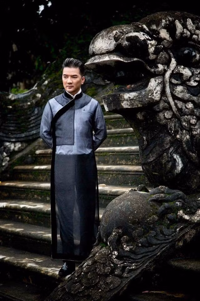 Theo đó, giọng ca "Say tình" tiết lộ, anh sẽ tổ chức buổi họp fan vào ngày hôm nay (26/5) tại phòng trà. Ai cũng có thể trở thành "vợ tương lai" của Đàm Vĩnh Hưng bởi tại đây, nam ca sĩ đã dựng sẵn mô hình để fan có thể "chụp ảnh cưới" với mình.