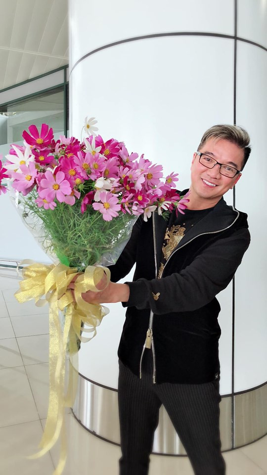 Không để mọi người phải "đoán già đoán non", trong phần chia sẻ của mình, "ông hoàng nhạc Việt" khiến fan vô cùng bất ngờ và thích thú khi biết sự thật phía sau bức "ảnh cưới" của mình.