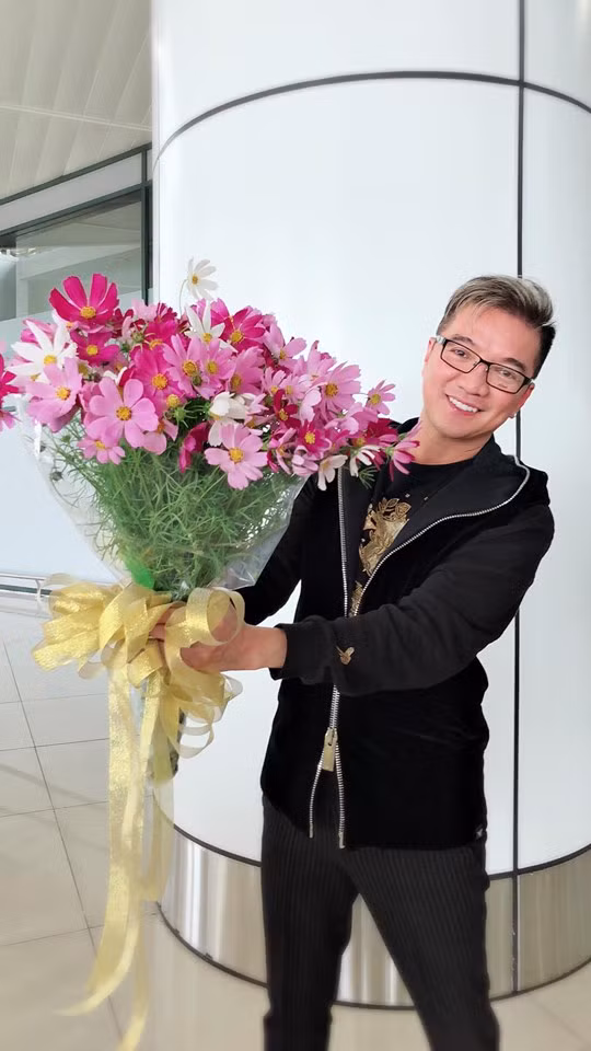 Không để mọi người phải "đoán già đoán non", trong phần chia sẻ của mình, "ông hoàng nhạc Việt" khiến fan vô cùng bất ngờ và thích thú khi biết sự thật phía sau bức "ảnh cưới" của mình.