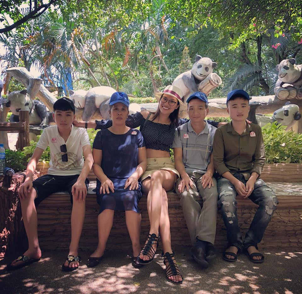 Cô có nhiều cơ hội hơn trong công việc, thường xuyên xuất hiện ở các sàn diễn thời trang và nhận được nhiều lời mời quảng cáo... Người đẹp không chỉ đưa gia đình đi chơi mà còn có cơ hội được sang nước ngoài như "cơm bữa".