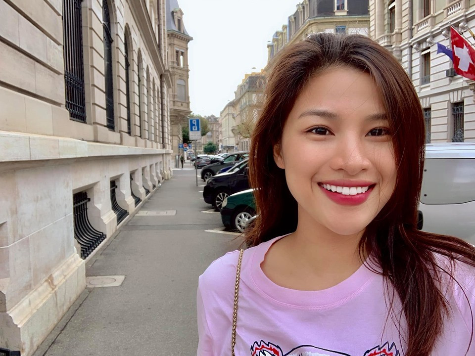 Không thể phủ nhận, danh hiệu cao nhất nhì trong cuộc thi nhan sắc được xem là bảo bối giúp nhiều cô gái Việt "đổi đời". Chẳng phải lấy ví dụ đâu xa, Nguyễn Thị Thành là minh chứng rõ nét nhất. Sau khi bất chấp "thi chui" và đạt danh hiệu Á hậu 3 Miss Eco International 2017, cuộc sống chân dài sinh năm 1996 một phút lên tiên.