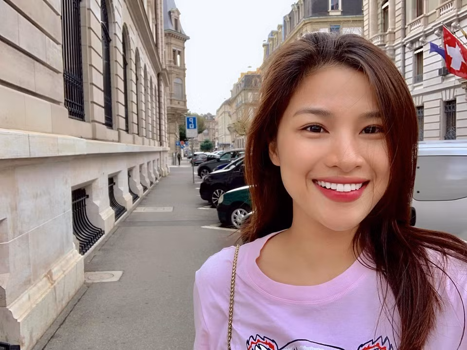 Không thể phủ nhận, danh hiệu cao nhất nhì trong cuộc thi nhan sắc được xem là bảo bối giúp nhiều cô gái Việt "đổi đời". Chẳng phải lấy ví dụ đâu xa, Nguyễn Thị Thành là minh chứng rõ nét nhất. Sau khi bất chấp "thi chui" và đạt danh hiệu Á hậu 3 Miss Eco International 2017, cuộc sống chân dài sinh năm 1996 một phút lên tiên.