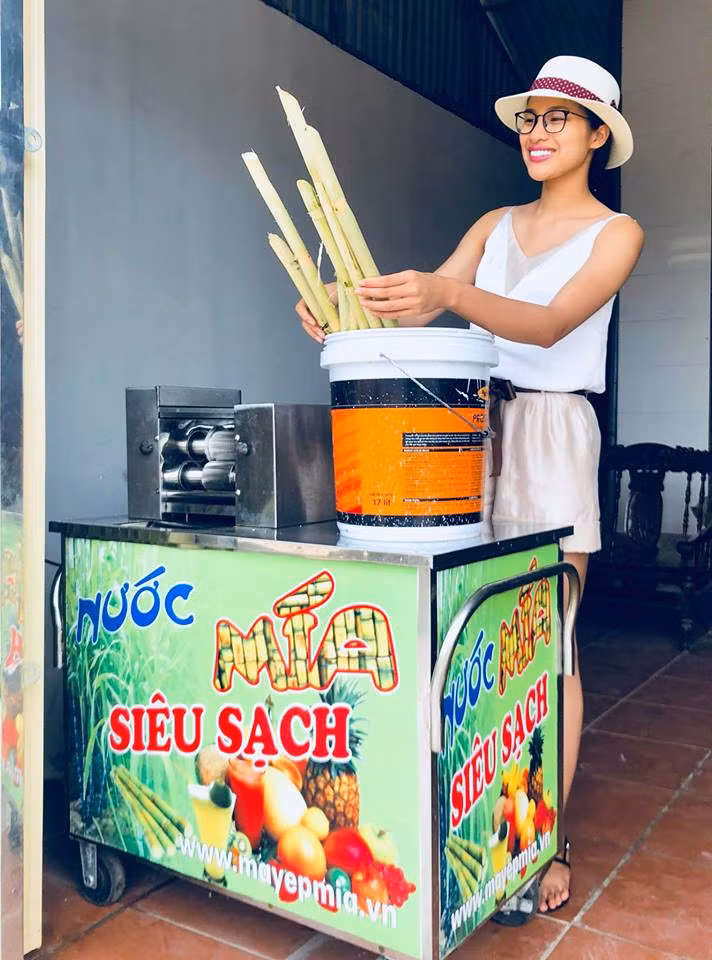 Ngôi nhà ở quê lụp xụp ngày nào giờ đã khang trang hơn. Người đẹp 9X cũng đã mua được cho mình một căn hộ nho nhỏ với đầy đủ tiện nghi.