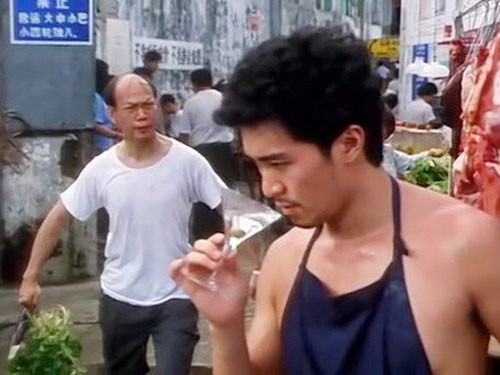 Khác với phong độ thường thấy của các chàng điệp viên, điệp viên 007 Châu Tinh Trì lại có phong cách điên khùng. Kiểu tán gái độc nhất vô nhị của anh chàng cũng khiến các cô gái phải cười nghiêng ngả.