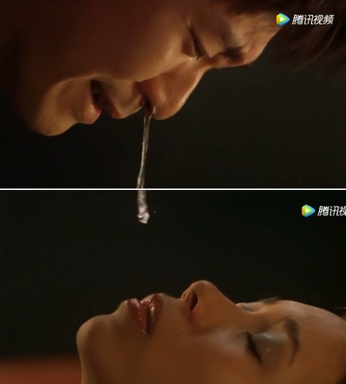 Cũng trong Vua hài kịch, phân đoạn Châu Tinh Trì khóc rớt cả nước mũi, xém chút nữa rớt vào mặt Mạc Văn Úy khiến khán giả "cười lăn cười bò".