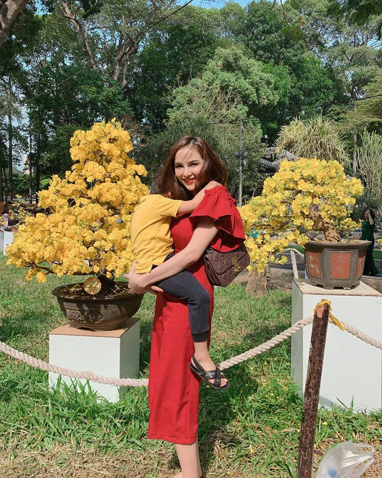 Sau 9 năm đăng quang, dù dấu vết thời gian đã lộ rõ trên gương mặt nhưng Diễm Hương vẫn giữ được nụ cười duyên dáng, rạng rỡ ngày nào.