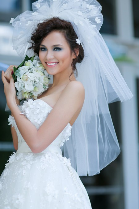 Đầu năm 2014, người đẹp sinh năm 1990 phải đối diện với một trong những scandal lớn nhất trong đời khi bị chỉ trích vì nói dối chuyện chưa kết hôn để thi hoa hậu. Thực tế, Diễm Hương kết hôn từ năm 2011, trước thời điểm dự thi Hoa hậu Hoàn vũ 2012. Sự việc chỉ bị vỡ lở khi người đẹp bị chồng đệ đơn ly hôn tại tòa án TP HCM.