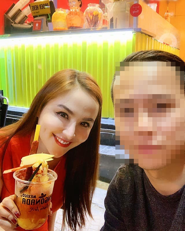 Diễm Hương tự tin khẳng định: "Tôi đẹp vì là hoa thật chứ không phải hoa silicone".