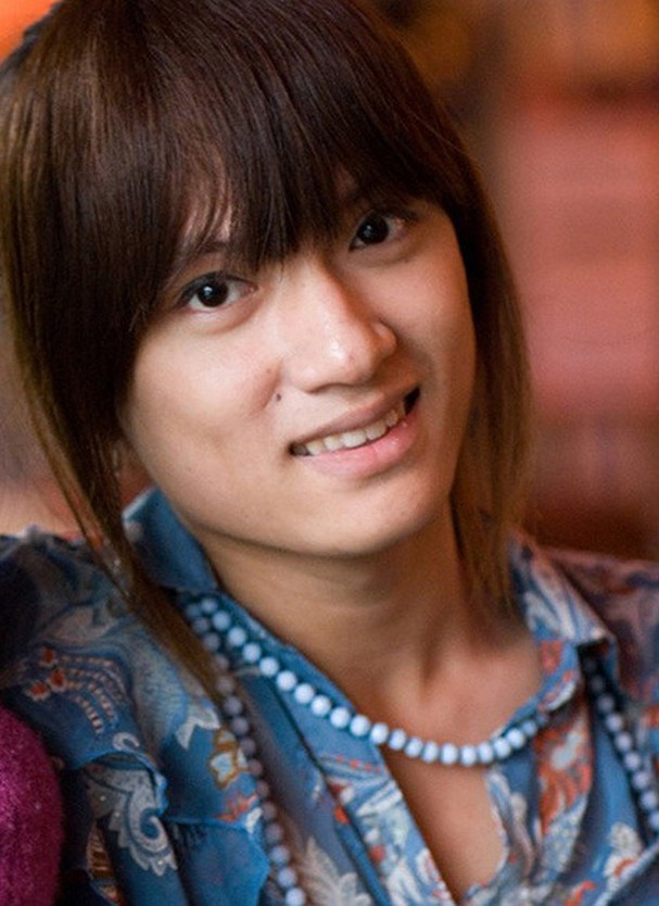 Hương Giang quyết định phẫu thuật chuyển giới để trở lại với diện mạo hoàn hảo, đẹp đẽ hơn sau cú sốc bị loại ở những vòng ngoài của chương trình Vietnam Idol 2010.