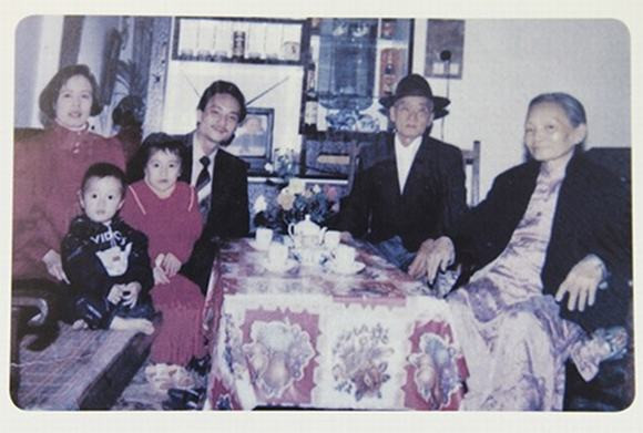 Hình ảnh Hoa hậu Hương Giang trở lại làm đàn ông khiến các fan thích thú và "đào mộ" lại những hình ảnh của cô thời chưa chuyển giới. Hương Giang tên thật là Nguyễn Ngọc Hiếu, sinh ngày 29/12/1991 tại Hà Nội. Trong bức ảnh gia đình năm 1993, cậu bé Ngọc Hiếu đang ngồi trong vòng tay mẹ.