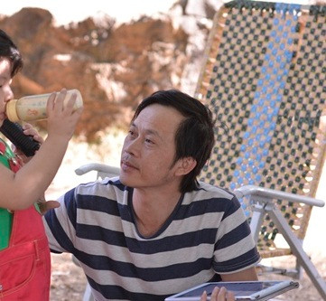 Báo Trí Thức Trẻ còn từng chia sẻ thông tin, trong một chuyến lưu diễn ở Nhật Bản vào năm 2014, Hoài Linh hiếm hoi chia sẻ về con cái: "Rất nhiều quý vị thắc mắc Hoài Linh năm nay bao nhiêu tuổi, có con chưa, có vợ chưa. Trời ơi, mấy cái đó em nghe nổi da gà. Con của Linh đứa đầu năm nay cháu ra đại học, cháu sinh năm 90. Đứa út nói ra mang nhục nhã chút, cháu mới hai tuổi. Ông bà ta nói, cha già con mọn chơi vơi, cha làm trối chết, con chơi tối ngày...". Tuy nhiên kể từ đó tới nay không có thêm bất cứ thông tin về con út của nam danh hài. Thực hư câu chuyện vẫn khiến khán giả tò mò.