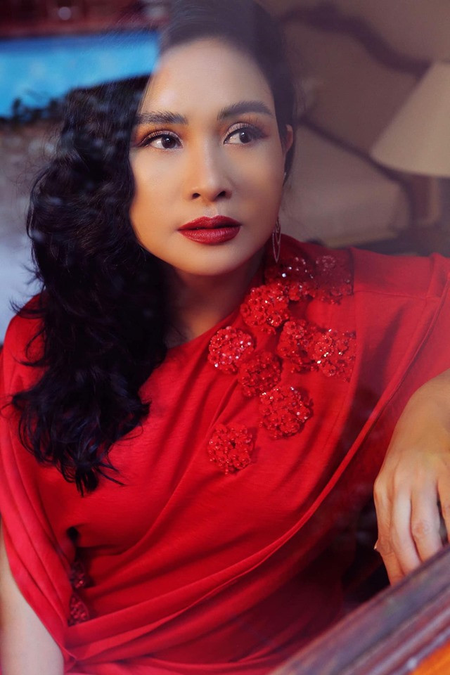 Dù đã lên chức bà ngoại nhưng nữ ca sĩ vẫn giữ được vẻ đẹp trẻ trung và quyến rũ ở tuổi 50.