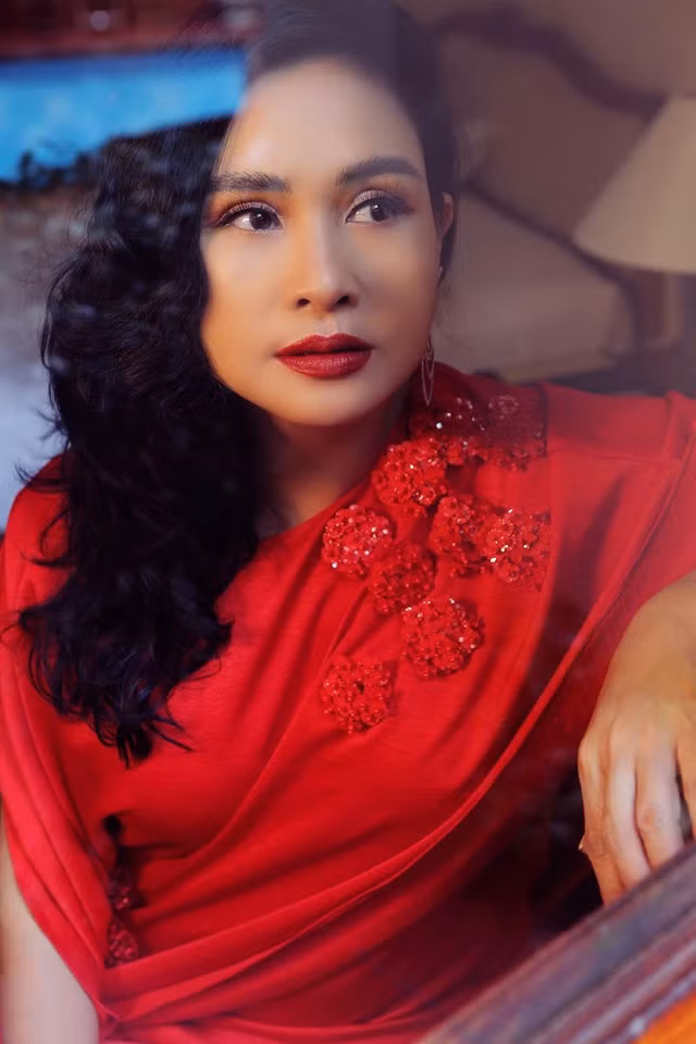 Dù đã lên chức bà ngoại nhưng nữ ca sĩ vẫn giữ được vẻ đẹp trẻ trung và quyến rũ ở tuổi 50.