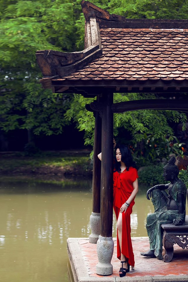 Nữ diva quan niệm nhan sắc của người phụ nữ như loài hoa, cần chăm bón và tưới tắm mỗi ngày mới xanh tươi nở rộ. Chính vì thế chị rất biết cách giữ gìn vóc dáng và làn da tươi trẻ.