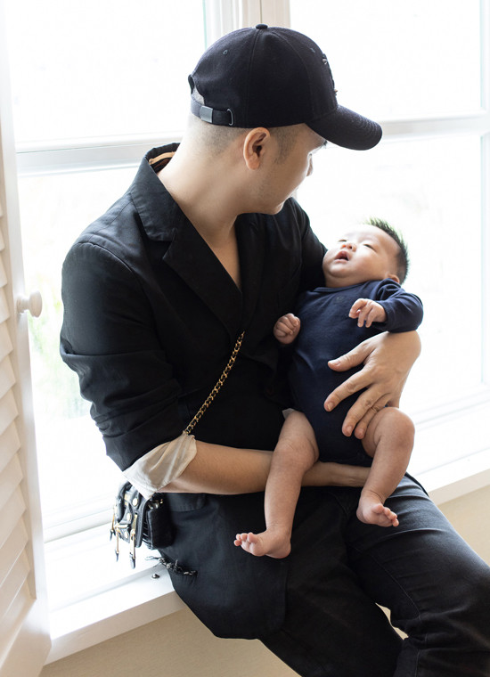 Sinh ra cũng không may mắn khi bị mẹ bỏ rơi, nhưng bé Gấu lại nhận được nhiều tình yêu thương của một người cha - NTK Đỗ Mạnh Cường. Ảnh: FBNV.