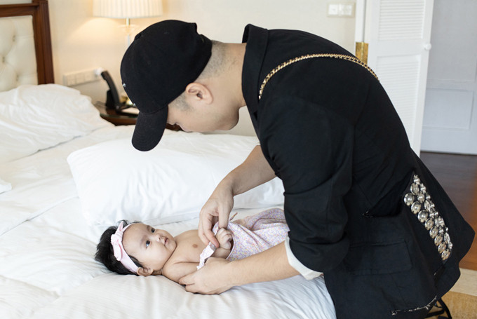 My My bị bố mẹ bỏ rơi, được ba Cường nhận nuôi lúc mới 3 ngày tuổi. Tỉ mỉ, cẩn thận trong công việc thế nào thì "ông bố quốc dân" Đỗ Mạnh Cường cũng chăm con y như vậy. Nhờ sự hỗ trợ của các vú em nên anh có thêm thời gian làm việc kiếm tiền. Anh cũng chi tiêu tiết kiệm hơn để nuôi các con ăn học.