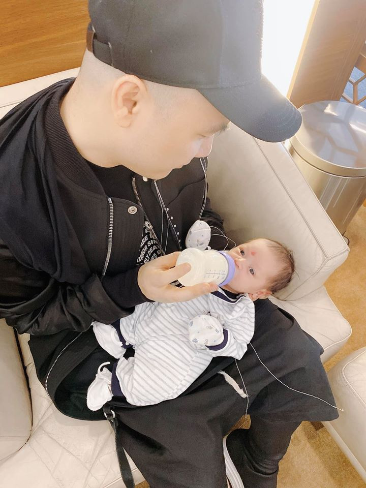 Đầu tháng 12/2019, nhà thiết kế sinh năm 1981 nhận nuôi người con thứ 6 là bé Én khi con mới được 15 ngày tuổi. Anh quan niệm: "Con cái vốn dĩ là lộc Trời cho, mà nếu Trời đã cho thì không thể từ chối được".