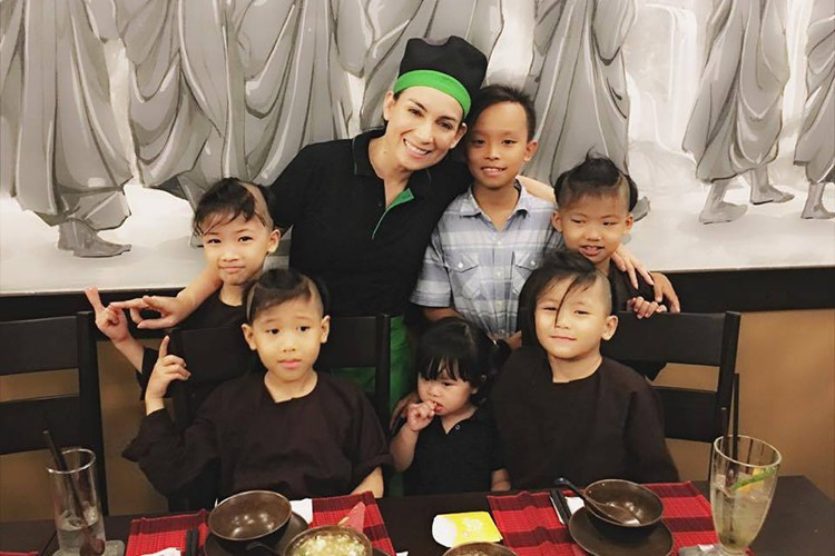 Không chỉ nổi tiếng trong nước và hải ngoại, ca sĩ Phi Nhung còn được đông đảo khán giả yêu mến bởi tấm lòng nhân ái. Ngoài người con gái ruột mới công khai sau 20 năm giấu kín, giọng ca sinh năm 1972 còn được mệnh danh là sao việt đông con nhất Vbiz khi nhận nuôi 23 người con. Ảnh: FBNV.
