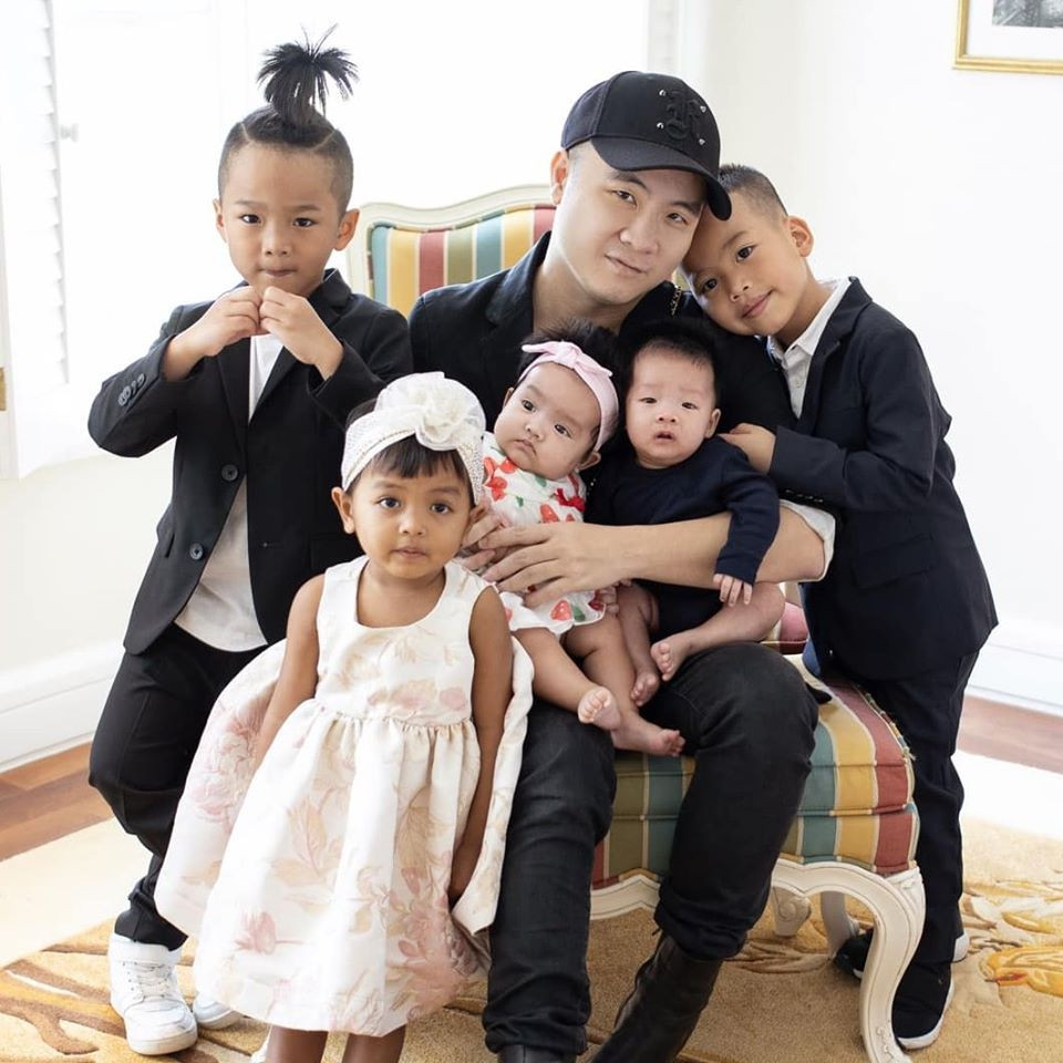 Không chỉ là một nhà thiết kế danh tiếng, Đỗ Mạnh Cường cũng khiến fan ngưỡng mộ khi nhận nuôi 6 đứa trẻ mồ côi trong khi bản thân chưa lập gia đình.