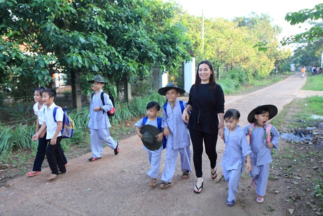 Chính vì quá khứ cơ cực nên Phi Nhung dành nhiều tình yêu thương cho những đứa trẻ có hoàn cảnh khó khăn và muốn bù đắp những thiếu thốn cho các con. Ảnh: DL Duy/Đời sống và Pháp luật.