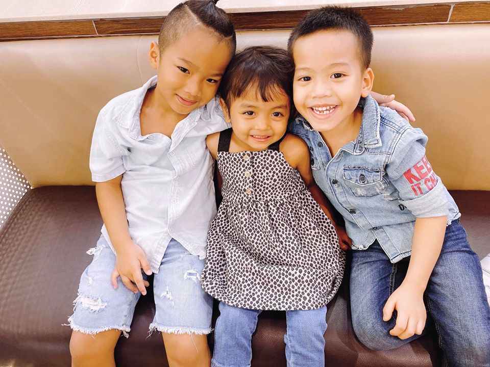 Nhím (ngoài cùng bên trái) là người con đầu tiên được NTK Đỗ Mạnh Cường xin nhà chùa về nuôi cách đây 5 năm. Trong năm 2019, ngoài bé Én, anh còn nhận nuôi My My, Linh Đan, Gấu và Tít. Linh Đan (giữa) mồ côi bố và bị mẹ dắt đi lang thang, trong khi Tít (ngoài cùng bên phải) mồ côi mẹ.