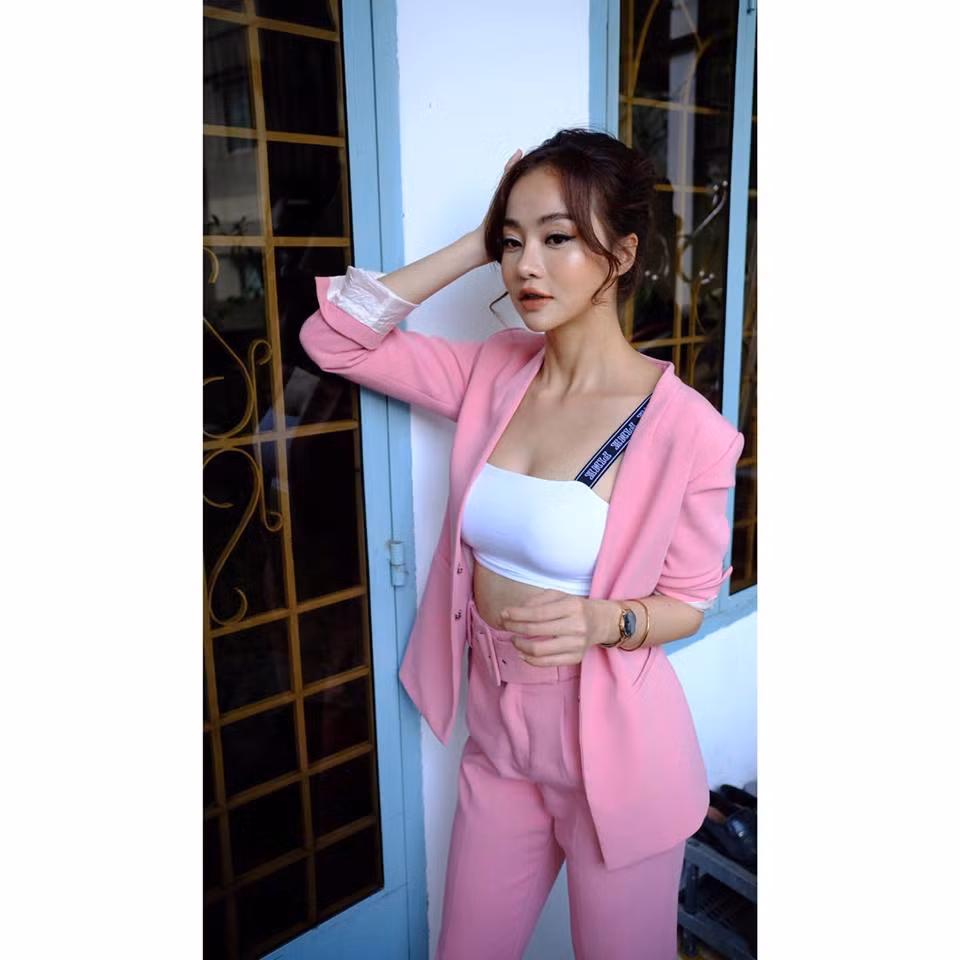 Cũng chính vì vậy mà Kiều Ngân từng vướng nghi án "dao kéo" khuôn mặt để có một nhan sắc quyến rũ hơn.