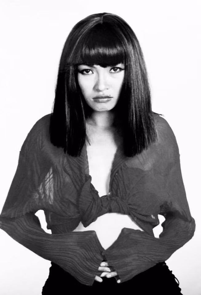 Thần thái sắc lạnh mê hồn.