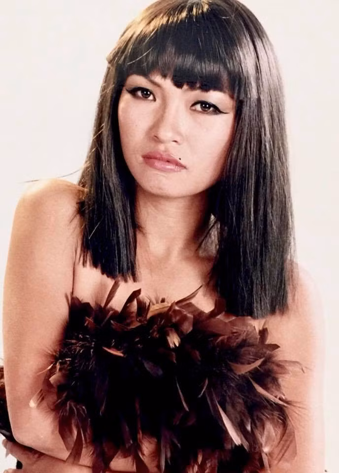 So với 20 năm trước, nữ ca sĩ sinh năm 1973 vẫn giữ được phong độ nhan sắc.