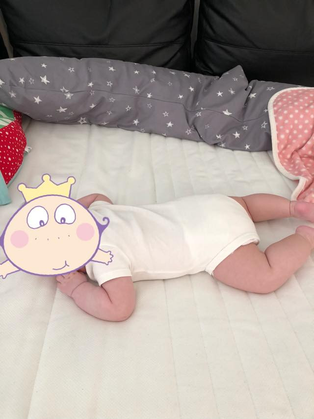 Mai Hồ dùng icon ngộ nghĩnh che mặt con gái.