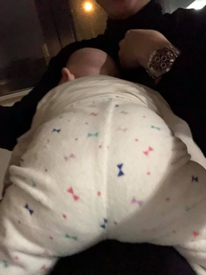 Cô thường chỉ khoe ảnh chụp phía sau hay những góc nghiêng của con, cùng những dòng chú thích khá hài hước.