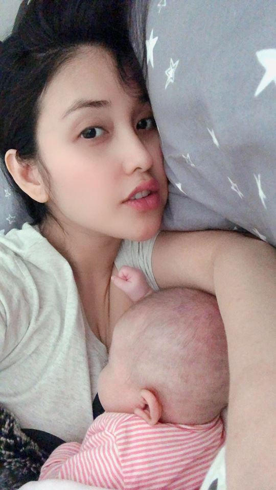 Trước đó, Mai Hồ thường chia sẻ những hình ảnh cùng công chúa nhỏ. Tuy nhiên, người yêu cũ của Trấn Thành giấu kín mặt con gái của mình.