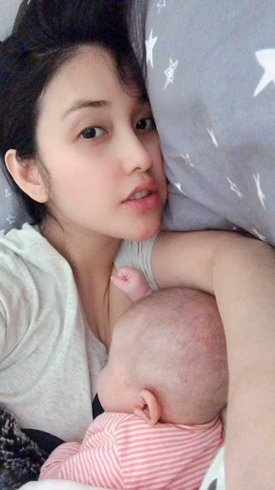 Trước đó, Mai Hồ thường chia sẻ những hình ảnh cùng công chúa nhỏ. Tuy nhiên, người yêu cũ của Trấn Thành giấu kín mặt con gái của mình.