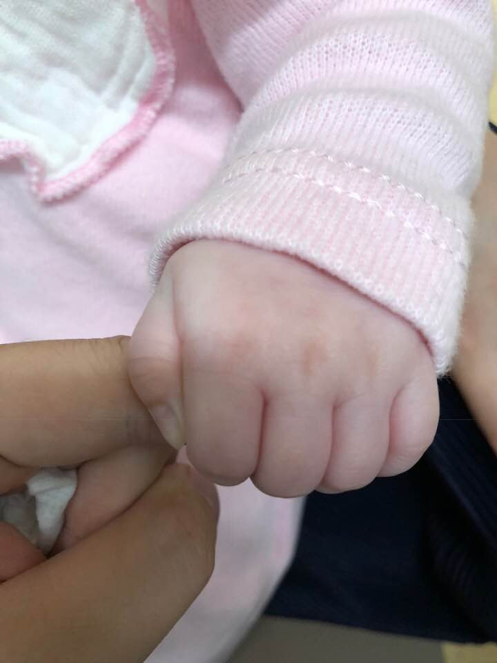 Cũng như nhiều sao Việt khác, người đẹp khéo khoe con nhưng lại không để lộ mặt.