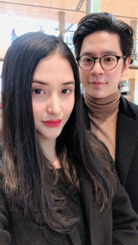 Gương mặt của "thiên thần nhỏ" và ông xã giống nhau như đúc khiến mỹ nữ họ Hồ phải thốt lên: "Sao y bản chính... cứ như đặt vô máy photocopy in ra. Em tên Mai Vi là sếp của Mai Hồ".