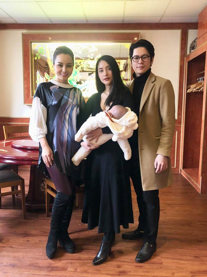 Cuối tháng 10/2018, hình ảnh chụp chung hiếm hoi của vợ chồng Mai Hồ và con gái cũng được diễn viên Mai Thu Huyền đăng tải lên trang cá nhân nhân dịp sang Đức thăm gia đình em gái họ Mai Hồ.