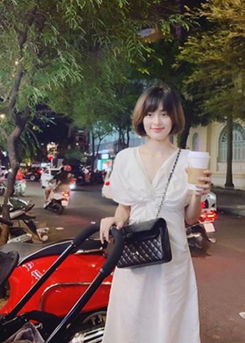 Hình ảnh Hạ Vi đẩy xe dành cho em bé đi dạo khiến cô vướng tin đồn sinh con.