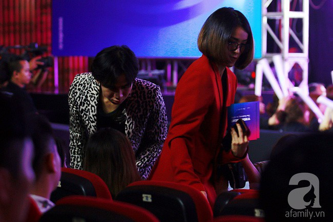 Đáng chú ý, người đẹp sinh năm 1993 bị phóng viên phát hiện diện trang phục gợi cảm giấu quần này xuất hện bên một chàng trai lạ mặt tại một chương trình ca nhạc. ẢNH: LEON TRẦN/ Afamily/ Helino.