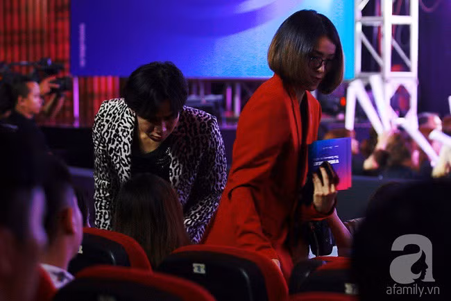 Đáng chú ý, người đẹp sinh năm 1993 bị phóng viên phát hiện diện trang phục gợi cảm giấu quần này xuất hện bên một chàng trai lạ mặt tại một chương trình ca nhạc. ẢNH: LEON TRẦN/ Afamily/ Helino.