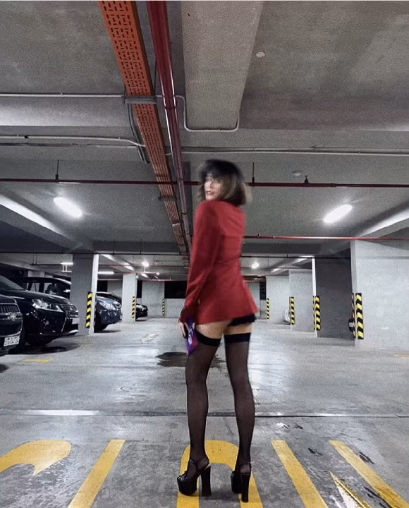 Áo blazer đỏ kết hợp với tất lưới và giày cao gót màu đen "tông xuyệt tông", tình cũ Hạ Vi táo bạo khoe vòng 3 lấp ló ở hầm để xe.