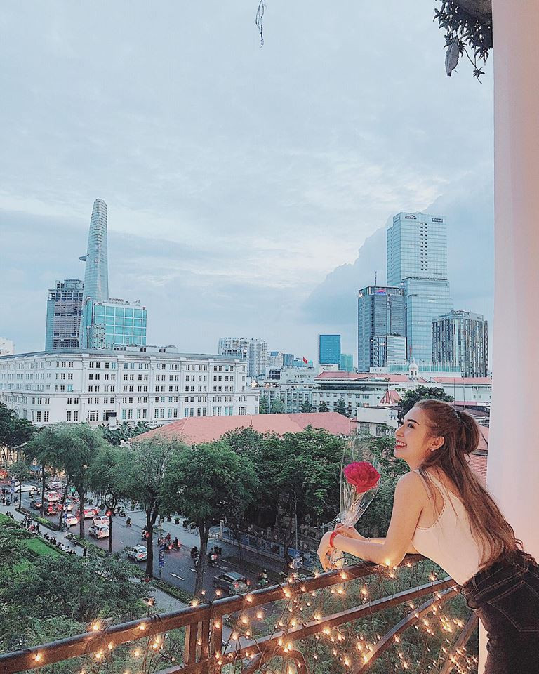 Bạn gái cũ của Ngô Kiến Huy cũng tiết lộ: "Lúc trước không thích hoa, giờ thích hơn tí xíu rồi".