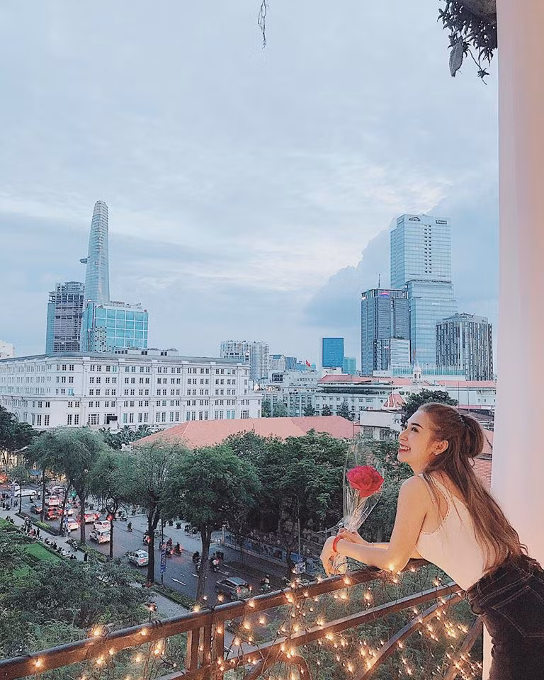 Bạn gái cũ của Ngô Kiến Huy cũng tiết lộ: "Lúc trước không thích hoa, giờ thích hơn tí xíu rồi".