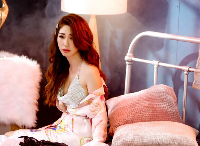 Khổng Tú Quỳnh cũng đang dần thay đổi hình tượng từ một "cô bé dâu tây" dễ thương, đằm thắm thành biểu tượng gợi cảm.