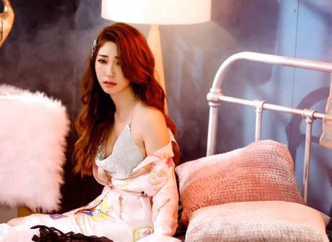 Khổng Tú Quỳnh cũng đang dần thay đổi hình tượng từ một "cô bé dâu tây" dễ thương, đằm thắm thành biểu tượng gợi cảm.