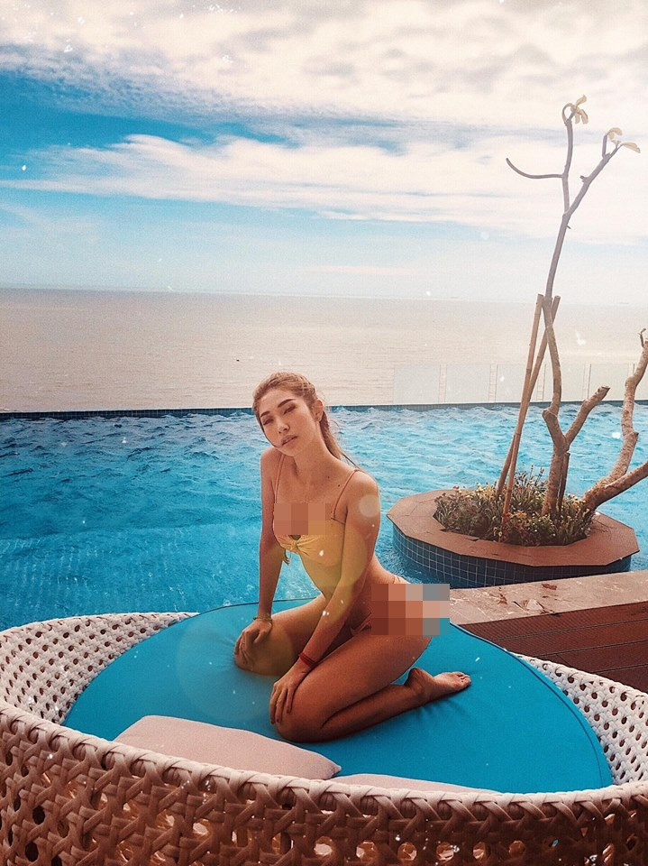 Trong một vài bức ảnh diện "hai mảnh" gợi cảm được Khổng Tú Quỳnh chia sẻ mới đây, nữ ca sĩ tiết lộ "hiếm lắm đó" bởi đây mới là lần thứ 2 cô đăng ảnh mặc bikini.