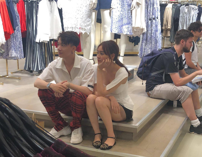 Trong một bức ảnh khác có thể thấy, chuyến du lịch này không chỉ gồm Lan Ngọc, Chi Dân mà có cả S.T Sơn Thạch - cựu thành viên nhóm 365. Hội nhóm bạn thân trong showbiz này thường xuyên bị bắt gặp tụ tập ăn uống, du lịch cùng nhau.