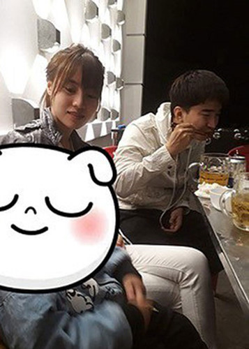 Tin đồn cặp sao yêu nhau bắt đầu rộ lên từ tháng 4/2018 sau khi hai người lộ ảnh tình tứ trên phố vào tối muộn.