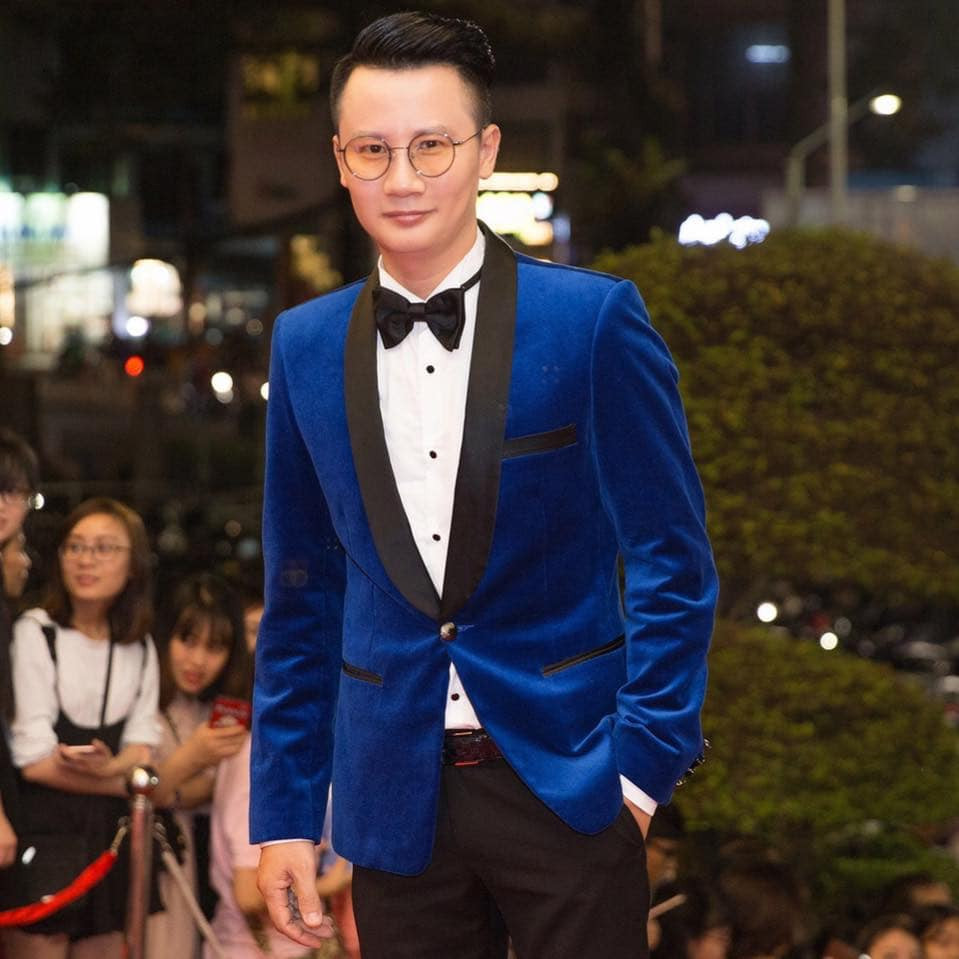 Ca sĩ Hoàng Bách thì bày tỏ mơ ước giản đơn: "Gia đình nhà tớ đón Tết nói chung cũng đơn giản, chẳng câu nệ thủ tục hay vật chất, chỉ cần cả nhà cùng nhau chia sẻ những món ăn, câu chuyện vui ngày Tết thì đã là trọn vẹn, là hạnh phúc lắm rồi. Quây quần bên nhau, gia đình tớ chưa bao giờ thiếu âm nhạc... Dù ở đâu, làm gì, Tết vẫn là lúc về nhà, đón năm mới thôi...".