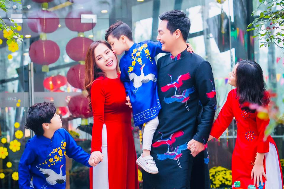 Trong ký ức của MC Phan Anh, Tết là khoảng thời gian đậm nét văn hoá dân tộc nhất của người Việt. Và anh chỉ mong cũng tạo dựng được cho các con những ký ức đẹp như mình đã có: Đầm ấm, yên bình, nhiều niềm vui, sự quan tâm và may mắn.