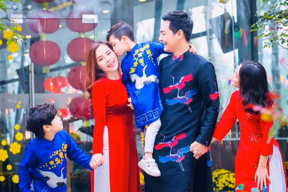 Trong ký ức của MC Phan Anh, Tết là khoảng thời gian đậm nét văn hoá dân tộc nhất của người Việt. Và anh chỉ mong cũng tạo dựng được cho các con những ký ức đẹp như mình đã có: Đầm ấm, yên bình, nhiều niềm vui, sự quan tâm và may mắn.